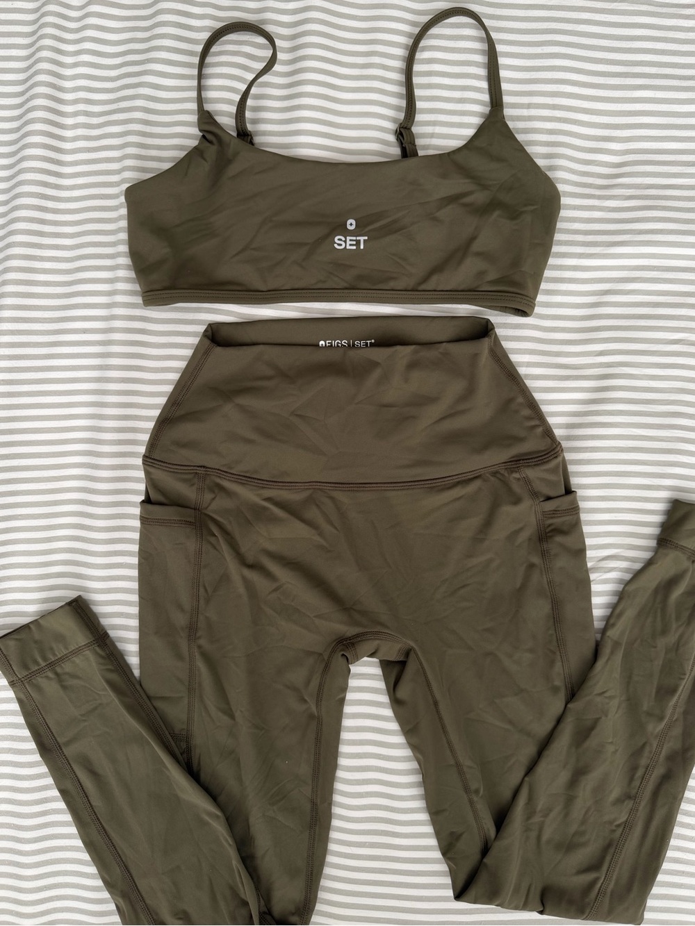 FIGS | SET ACTIVE Breathe Base Bra and high rise pocket leggings in spruce